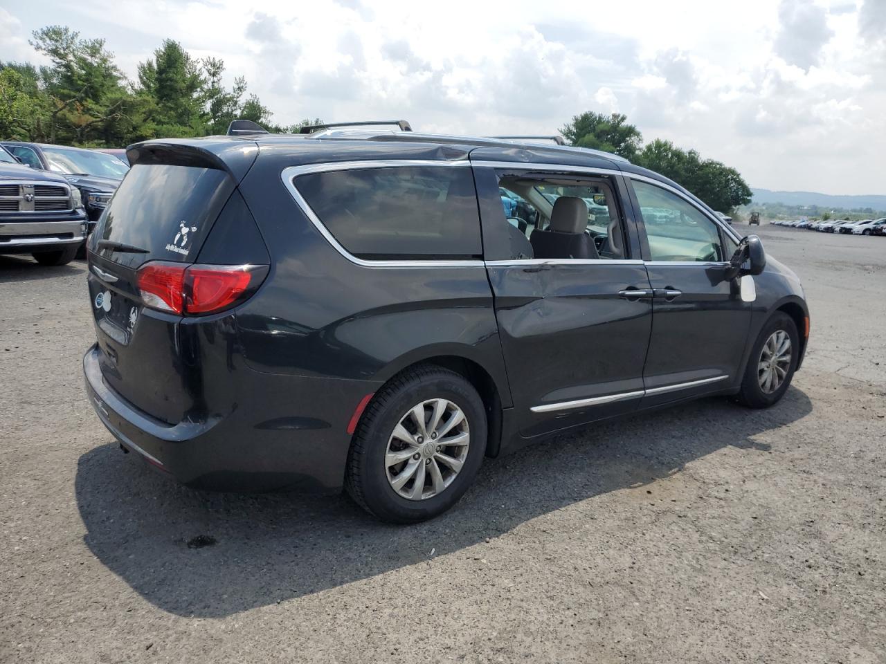 2018 Chrysler Pacifica Touring L VIN: 2C4RC1BG0JR141589 Lot: 63051535