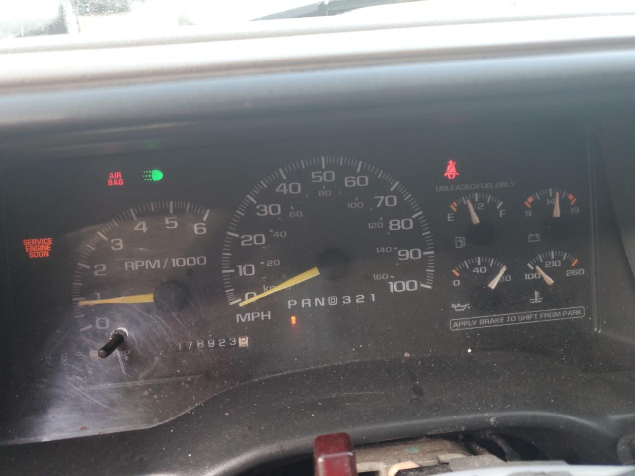 1998 Chevrolet Suburban C1500 VIN: 1GBEC16R1WJ375489 Lot: 62376635
