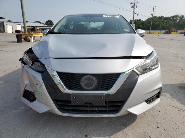  NISSAN VERSA 2020 Srebrny