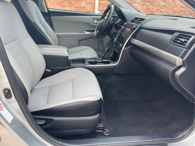 Sedans TOYOTA CAMRY 2017 Srebrny