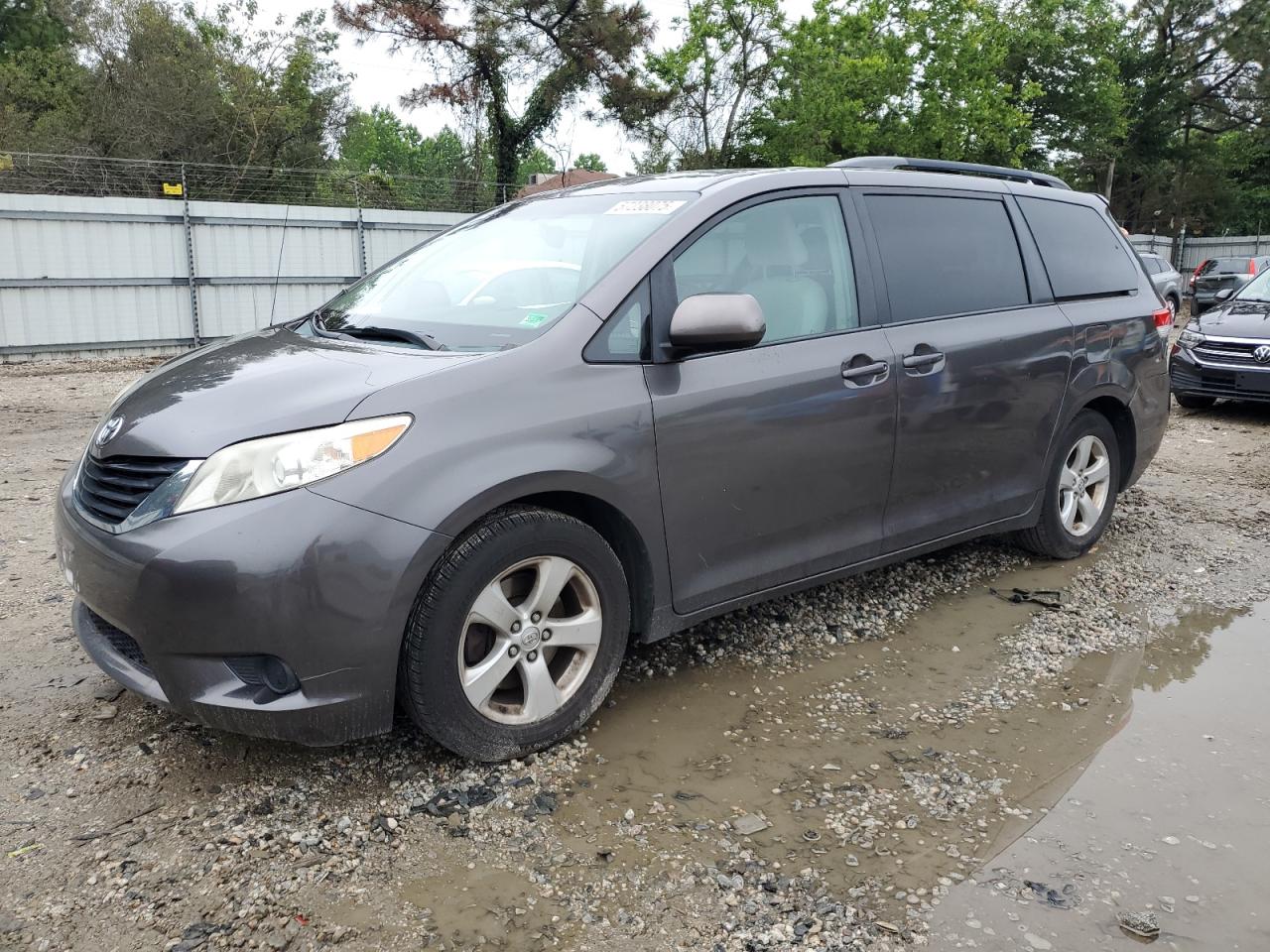 2013 Toyota Sienna Le იყიდება Hampton-ში, VA - Rear End