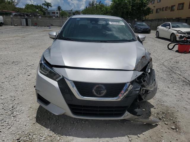  NISSAN VERSA 2021 Srebrny