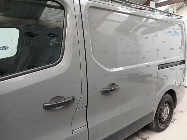 2015 VAUXHALL VIVARO 270