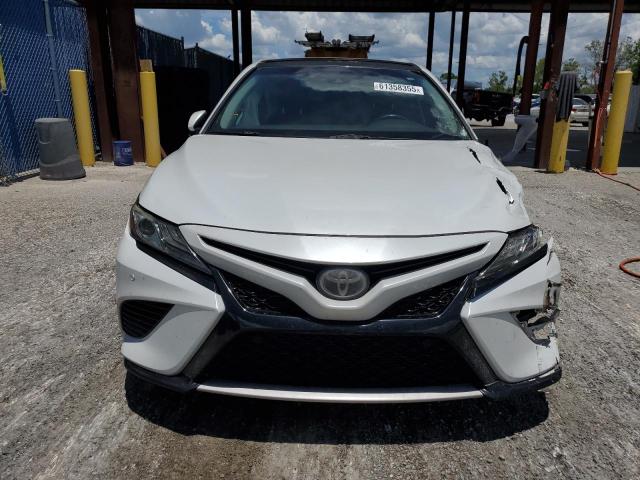  TOYOTA CAMRY 2018 Белый