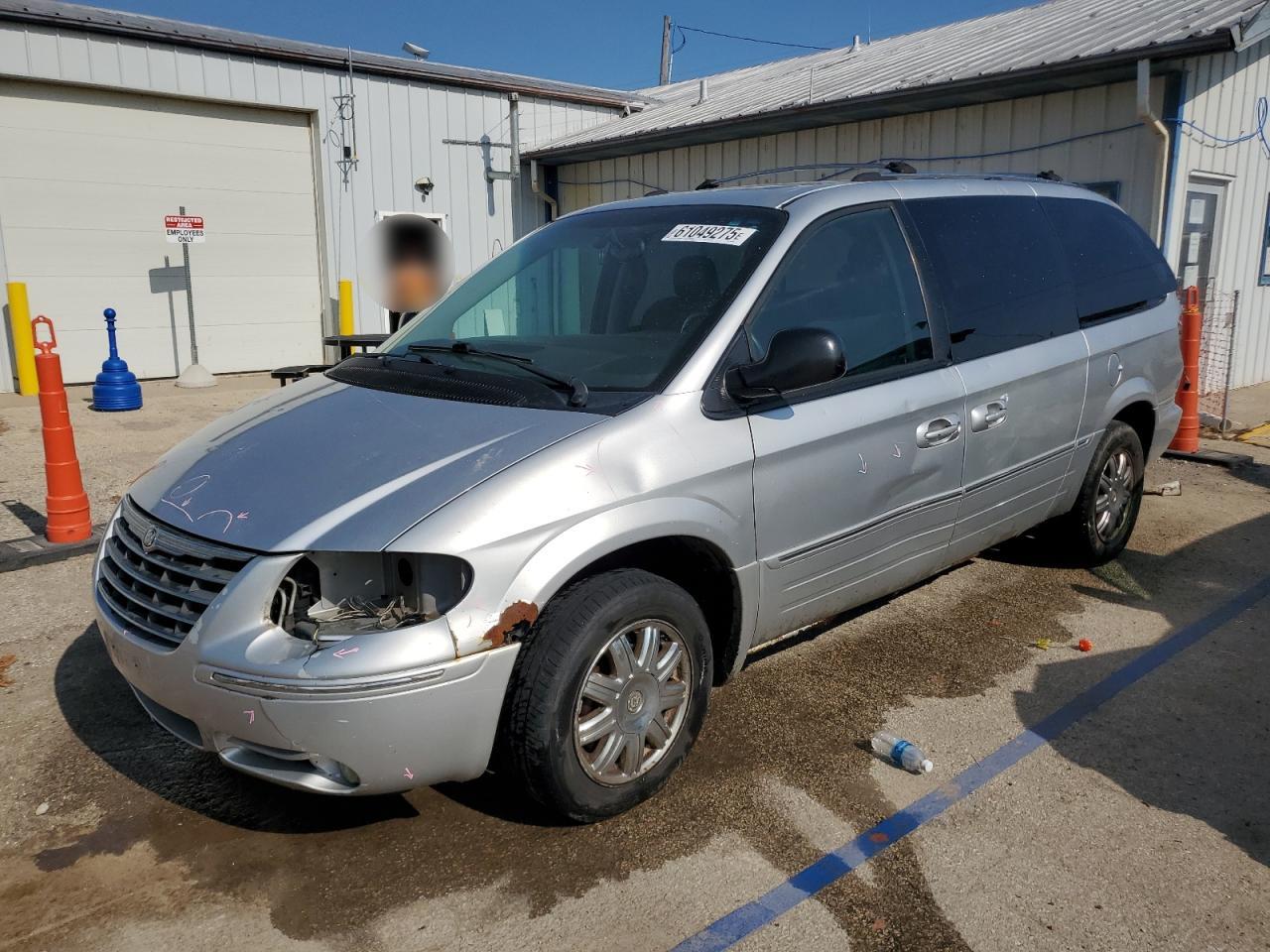 2005 Chrysler Town & Country Limited იყიდება Pekin-ში, IL - Side