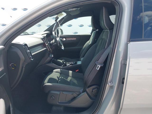 2025 VOLVO XC40 + B4