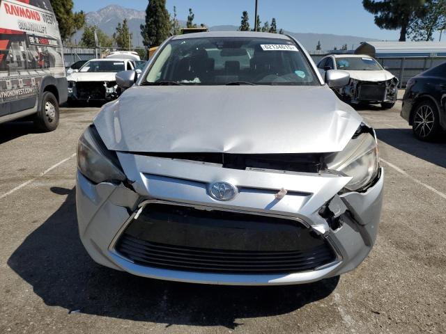  TOYOTA YARIS 2018 Srebrny