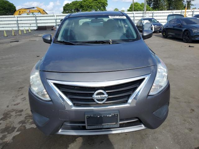  NISSAN VERSA 2018 Srebrny