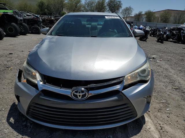Sedans TOYOTA CAMRY 2016 Srebrny