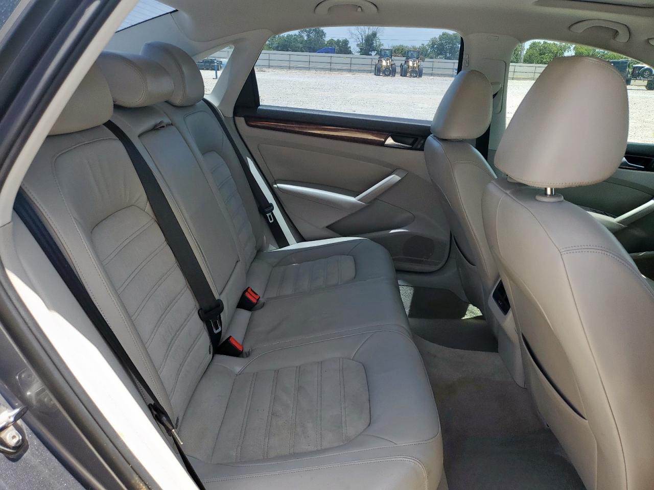 2013 Volkswagen Passat Sel VIN: 1VWCN7A33DC051607 Lot: 61618475
