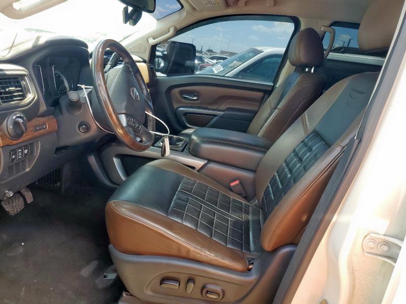 Pickups NISSAN TITAN 2016 Biały