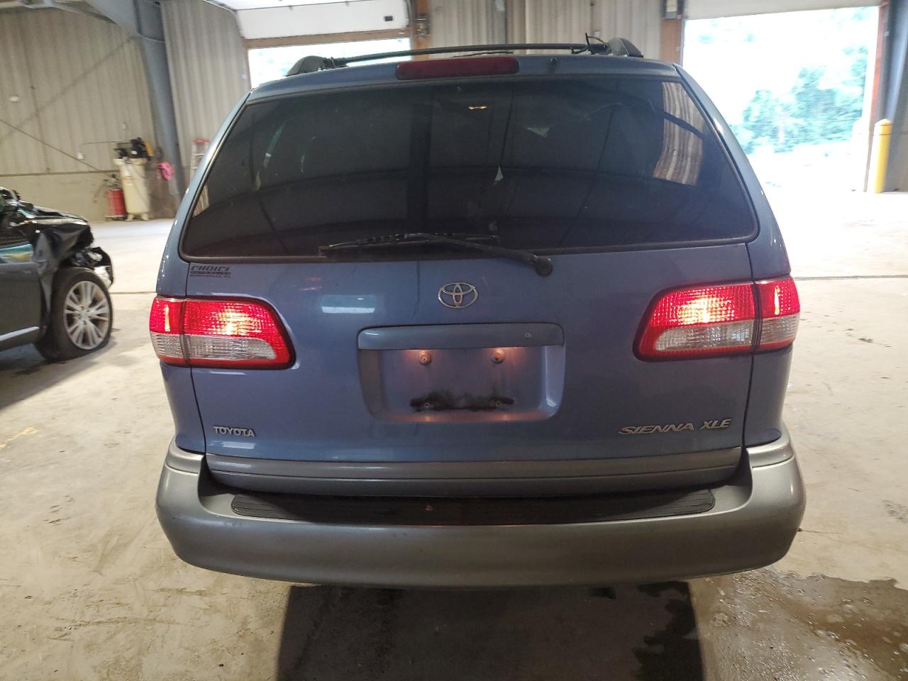 2002 Toyota Sienna Le VIN: 4T3ZF13C42U437712 Lot: 62543825