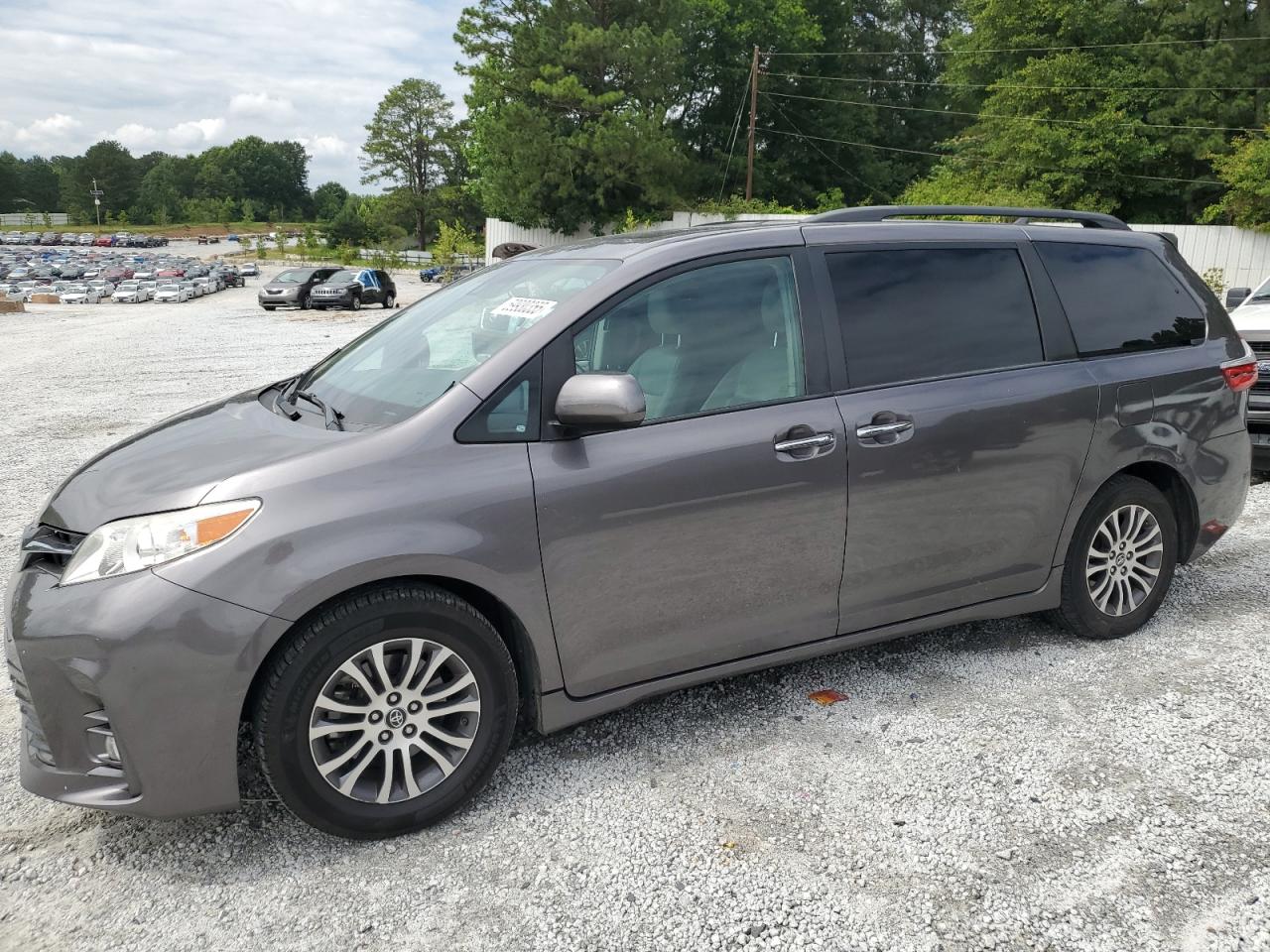 2019 Toyota Sienna Xle продається в Fairburn, GA - Minor Dent/Scratches