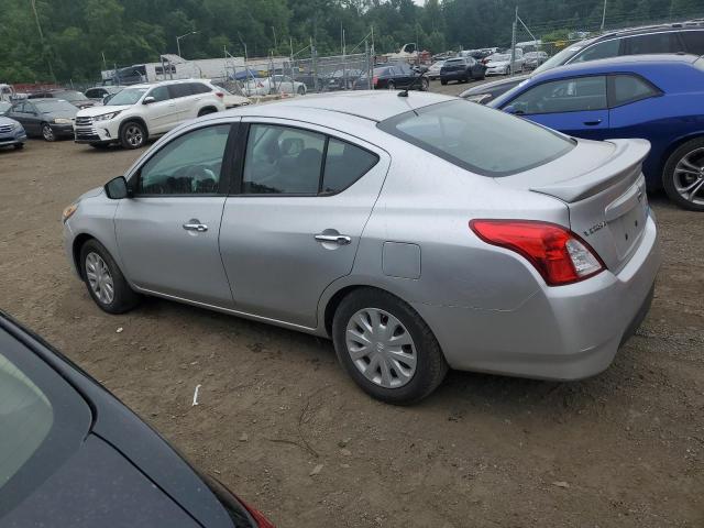 Sedans NISSAN VERSA 2015 Srebrny