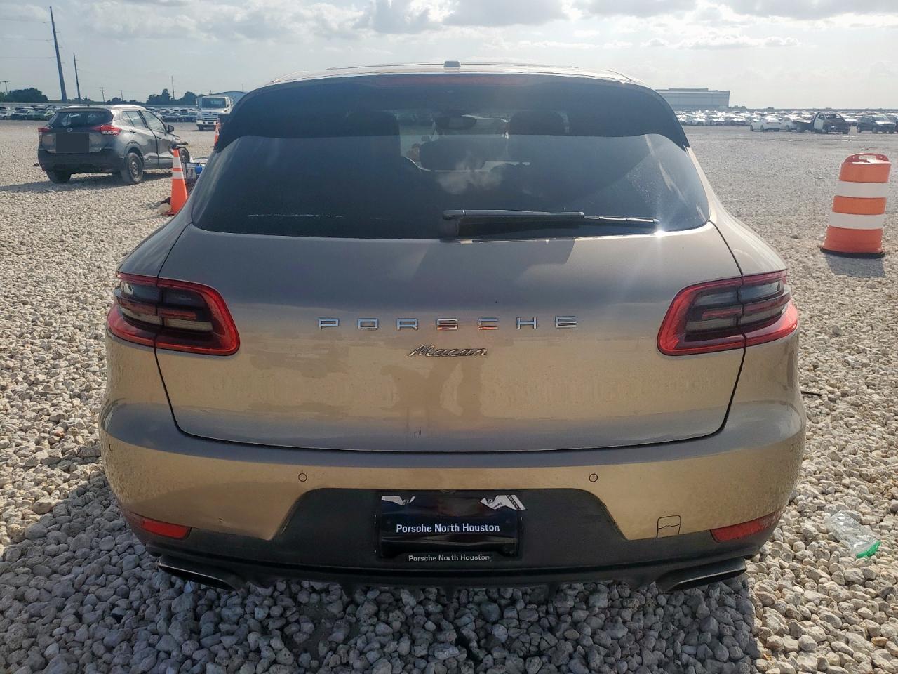 2018 Porsche Macan VIN: WP1AA2A5XJLB05327 Lot: 61403885