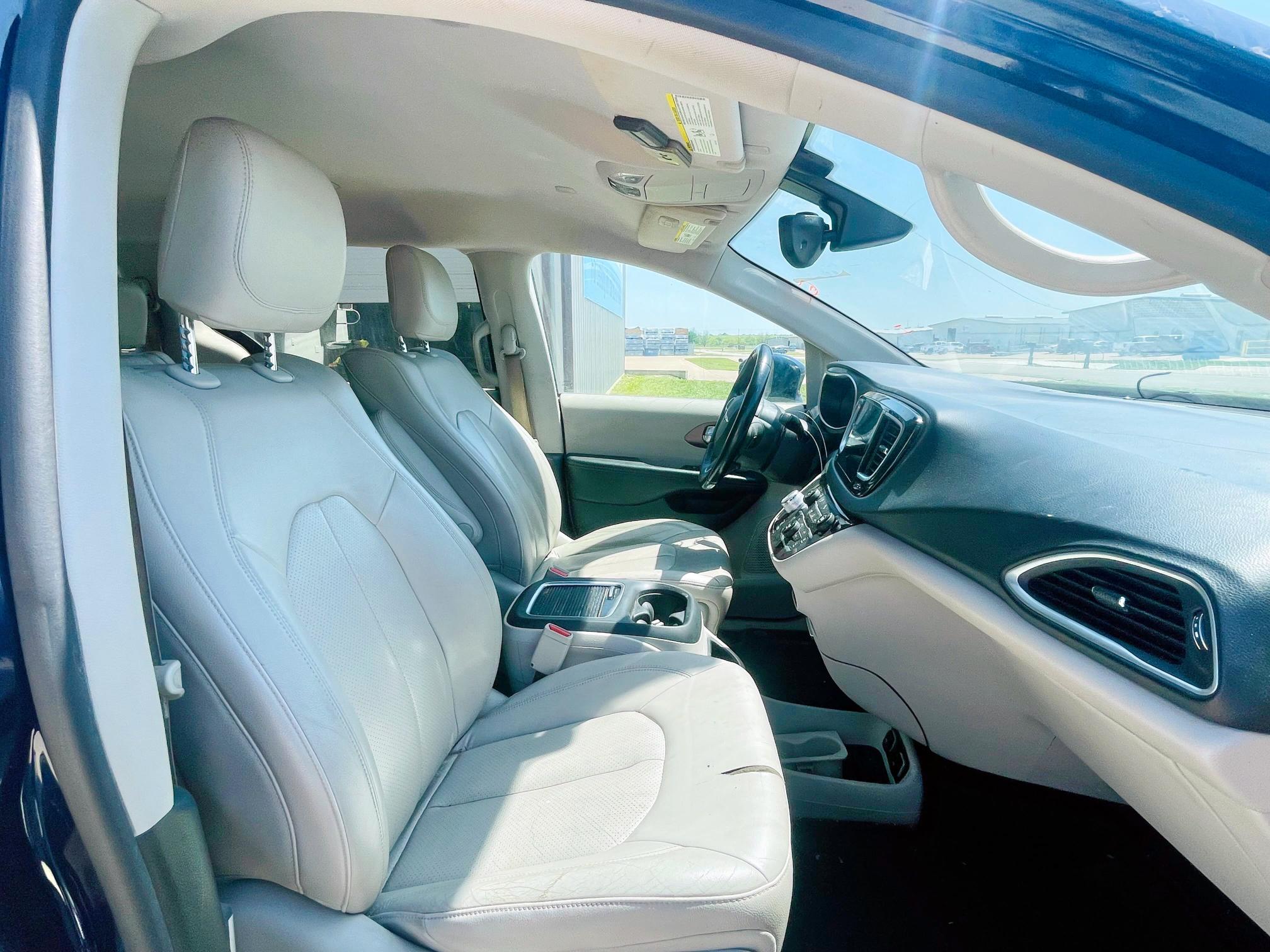Minivans CHRYSLER PACIFICA 2017 Blue