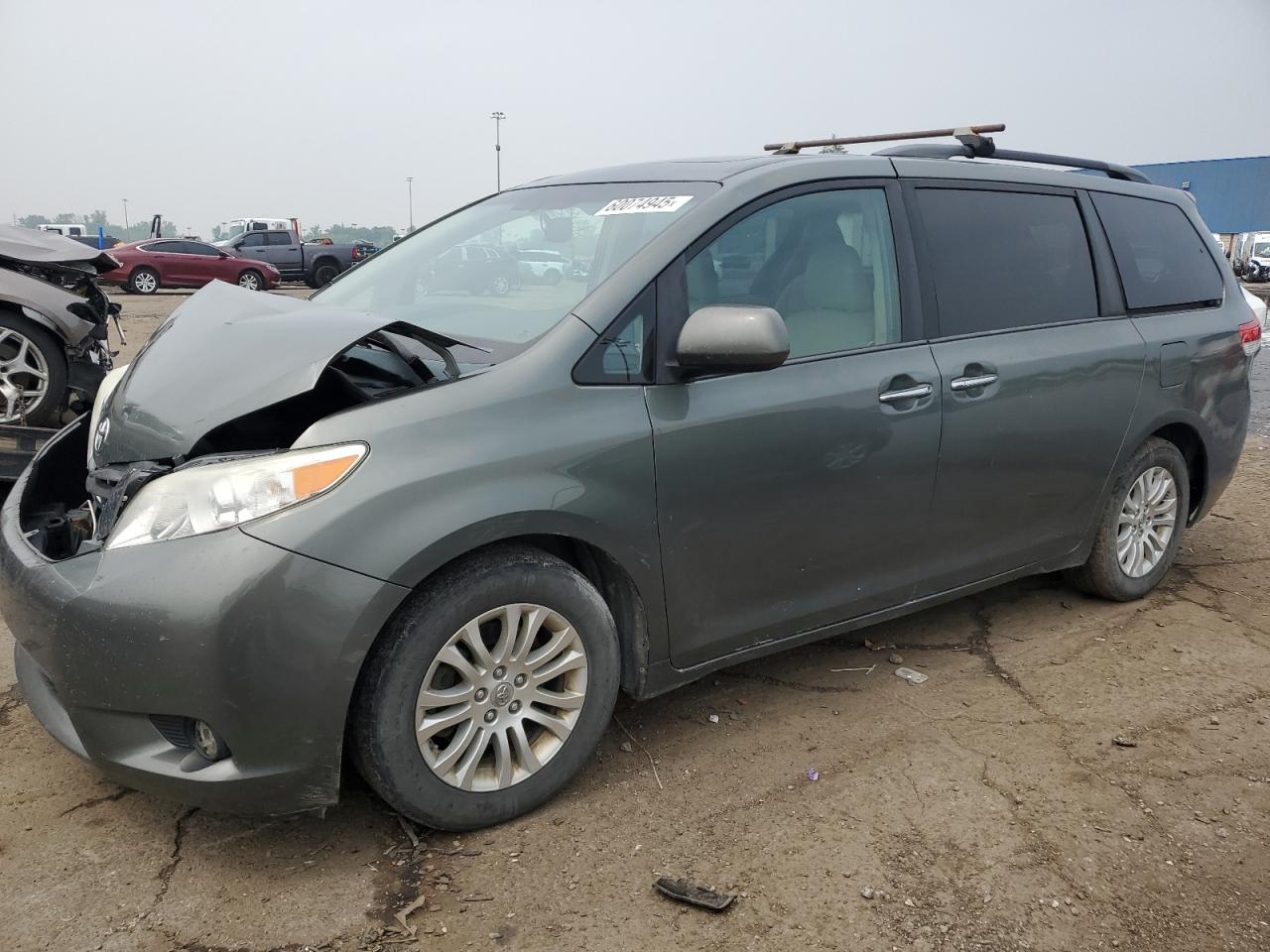 2013 Toyota Sienna Xle zu verkaufen in Woodhaven, MI - Front End