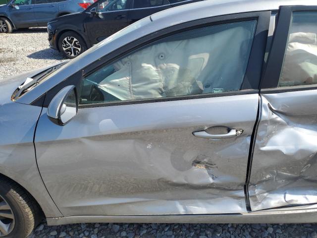Sedans HYUNDAI ELANTRA 2017 Srebrny
