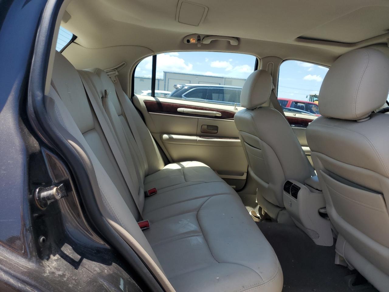 2005 Lincoln Town Car Signature Limited VIN: 1LNHM82W85Y654398 Lot: 62099055