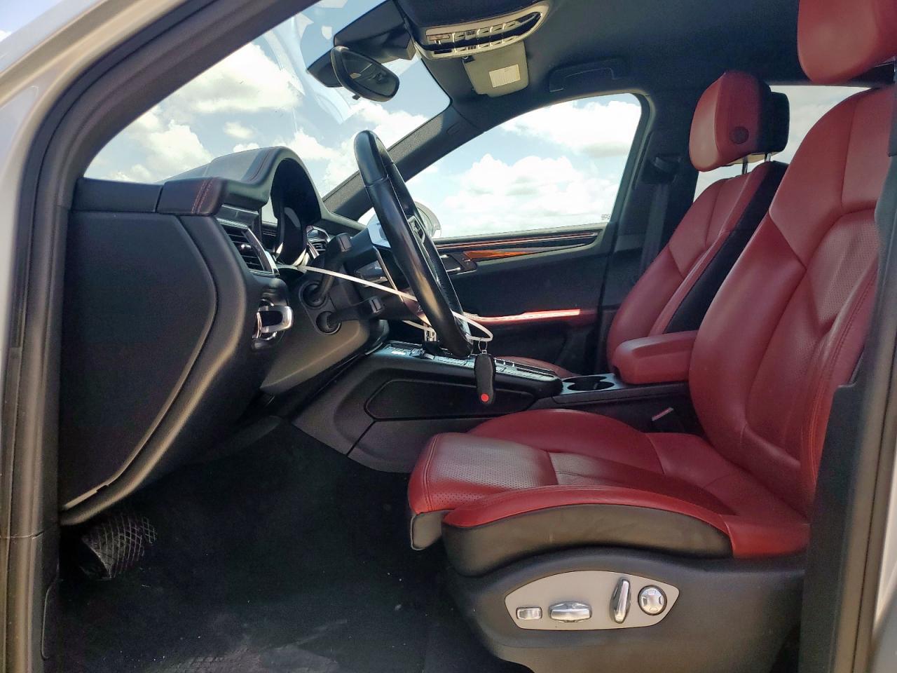 2018 Porsche Macan S VIN: WP1AB2A53JLB38053 Lot: 61726645