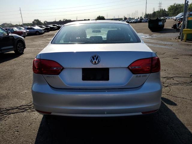 Sedans VOLKSWAGEN JETTA 2013 Srebrny