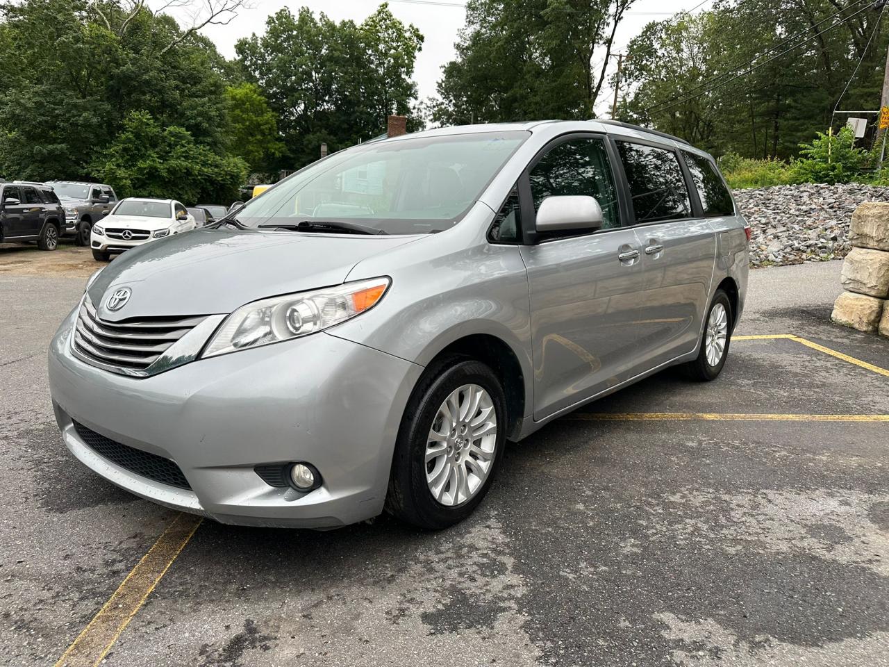 2017 Toyota Sienna Xle   zu verkaufen in North Billerica, MA - Front End