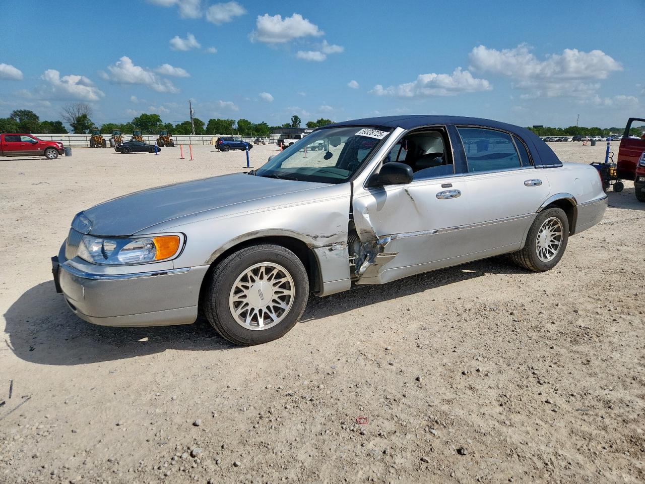 2000 Lincoln Town Car Signature for Sale in New Braunfels, TX - Side