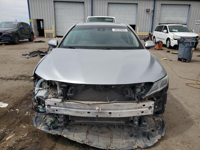  TOYOTA CAMRY 2018 Srebrny