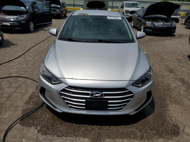 Sedans HYUNDAI ELANTRA 2017 Srebrny