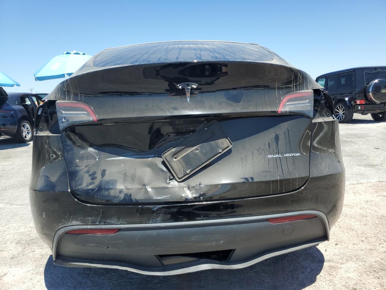 2024 Tesla Model Y VIN: 7SAYGDEE7RA215576 Lot: 63054895
