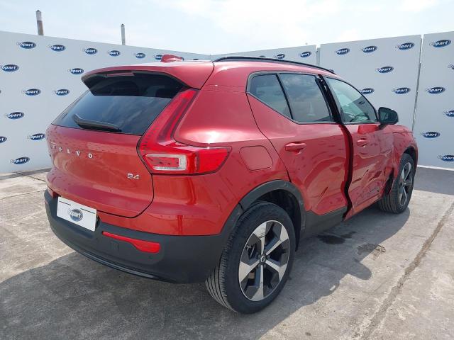 2025 VOLVO XC40 + B4