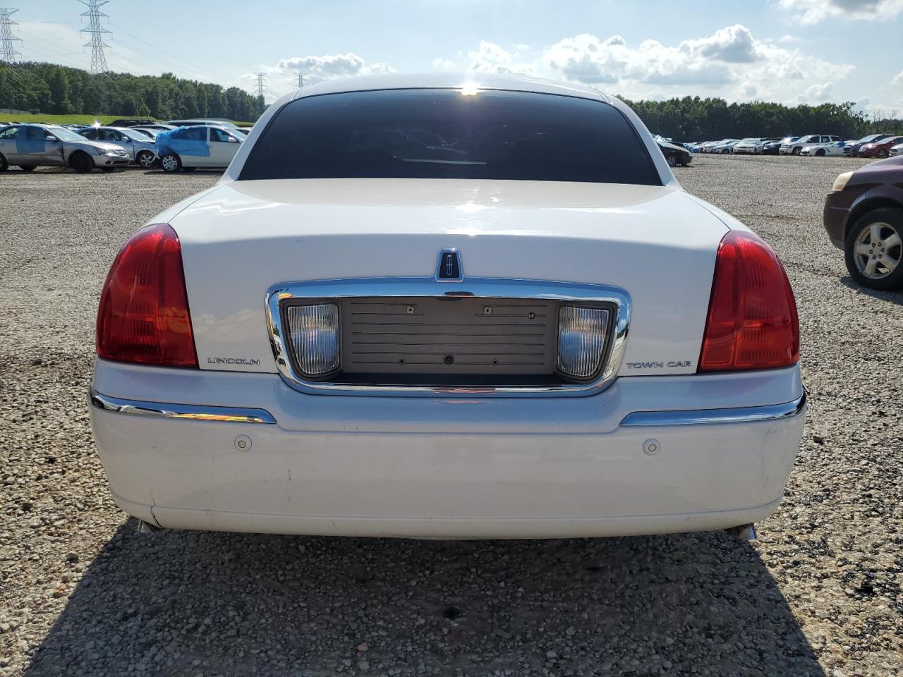 2004 Lincoln Town Car Executive VIN: 1LNHM81W24Y682634 Lot: 59976245