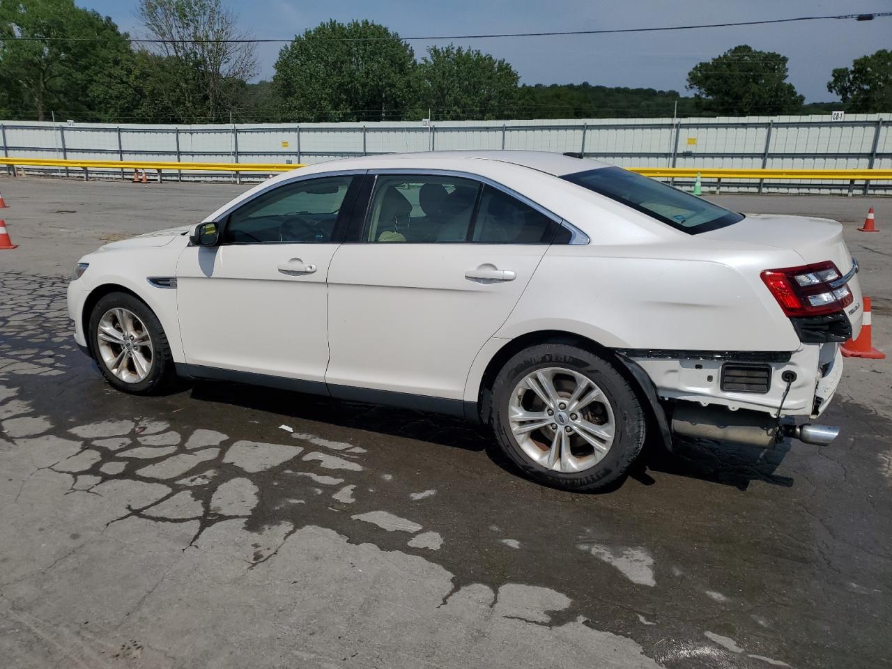 FORD TAURUS 2013 VIN 1FAHP2E82DG111287 photo 2