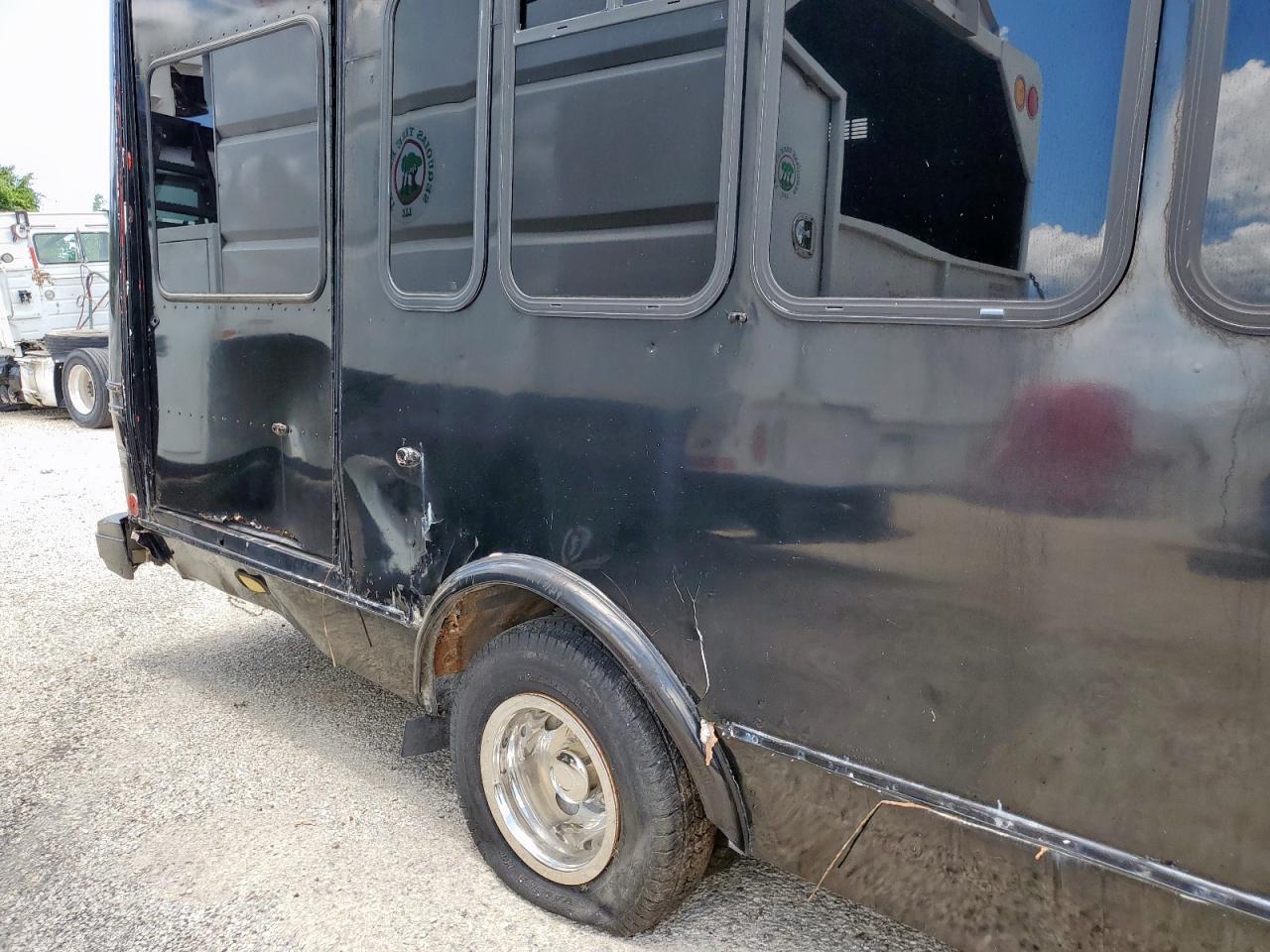 1997 Ford Econoline E450 Super Duty Cutaway Van Rv VIN: 1FDLE40F5VHA17486 Lot: 62170585