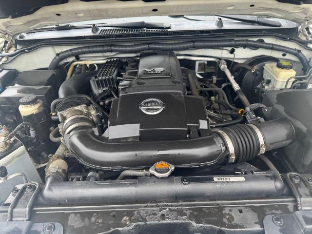 Pickups NISSAN FRONTIER 2013 Biały