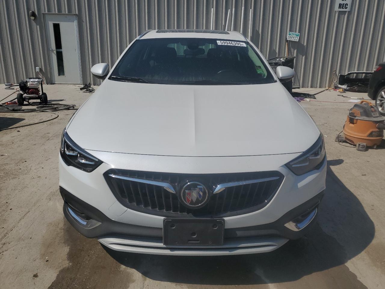 2018 Buick Regal Tourx Essence VIN: W04GV8SX5J1112307 Lot: 59946395