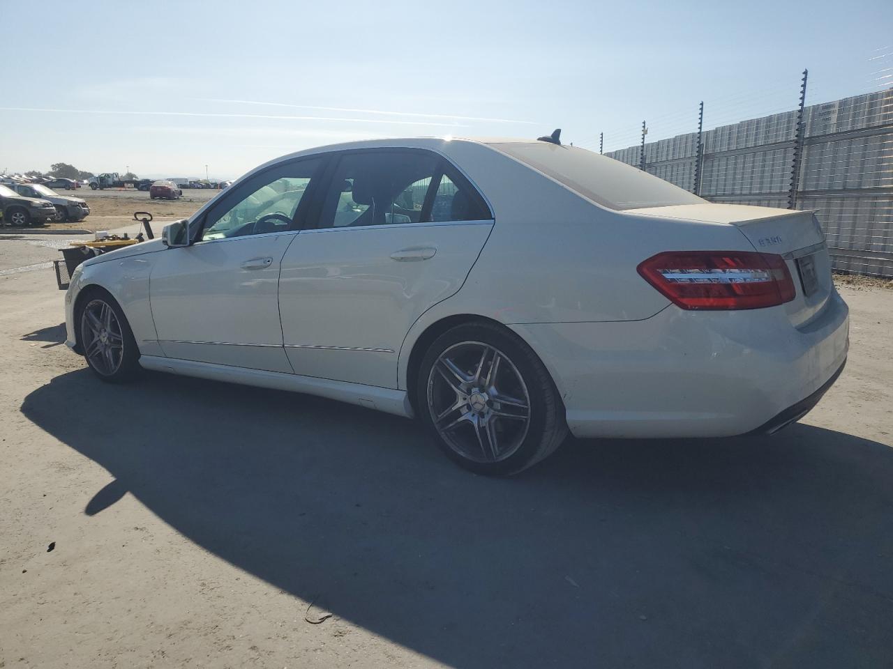MERCEDES-BENZ E-CLASS 2011 VIN WDDHF5GB2BA504848 zdjęcie 2
