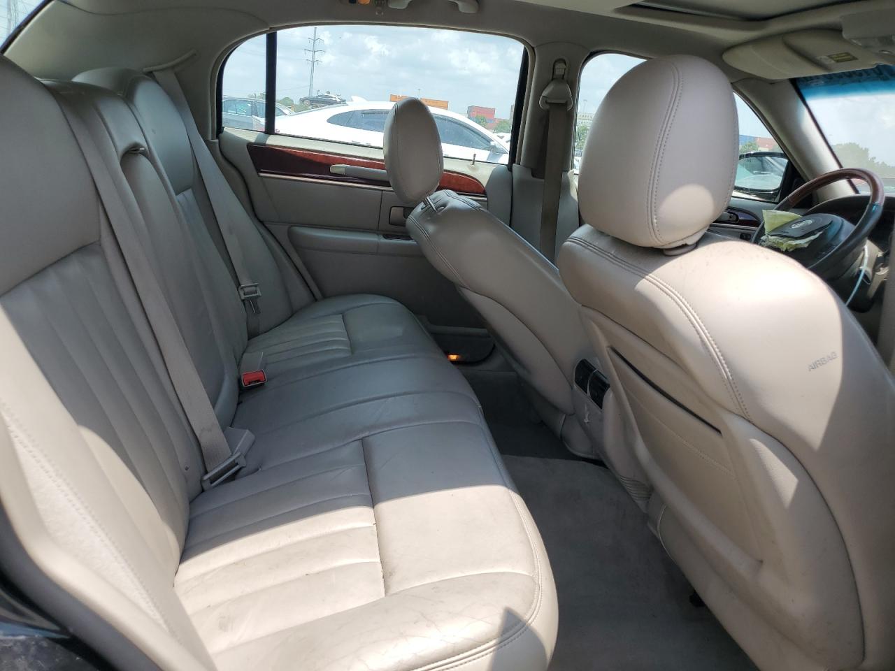 2003 Lincoln Town Car Signature VIN: 1LNHM82W53Y608721 Lot: 61989015