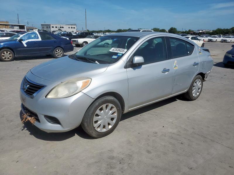 Sedans NISSAN VERSA 2012 Srebrny