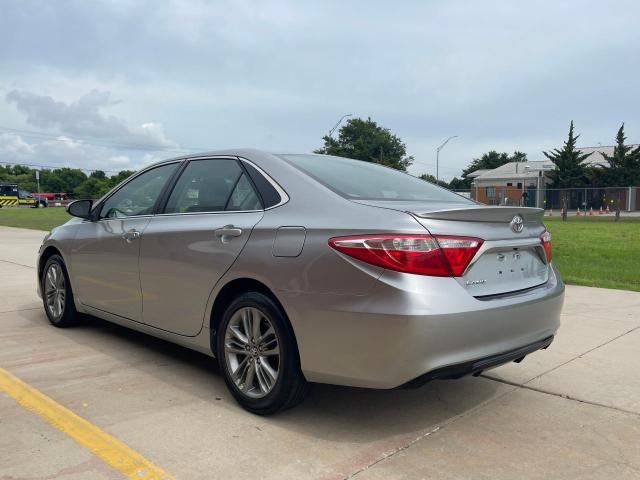 Sedans TOYOTA CAMRY 2017 Srebrny