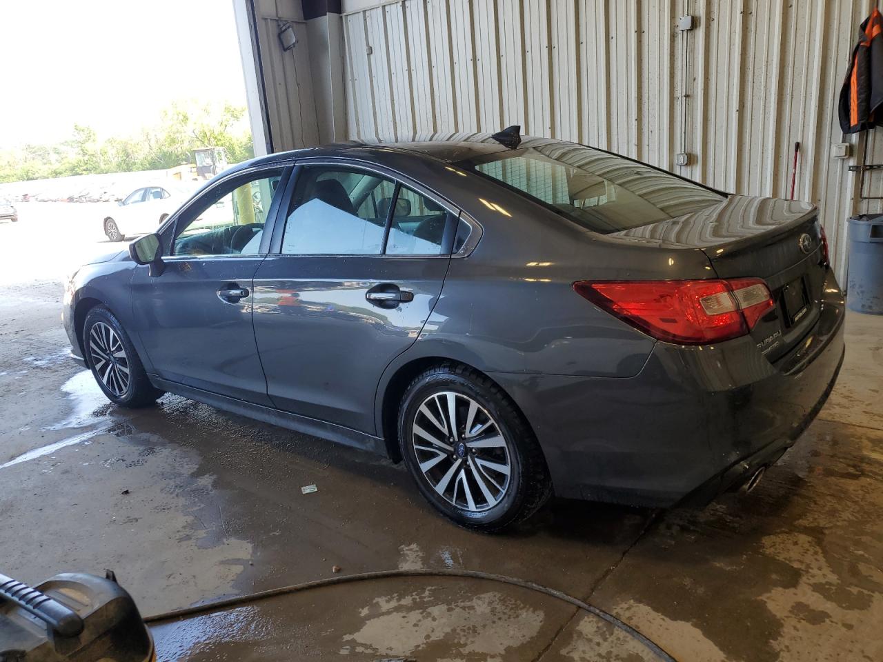 SUBARU LEGACY 2018 VIN 4S3BNAC61J3004400 фото 2
