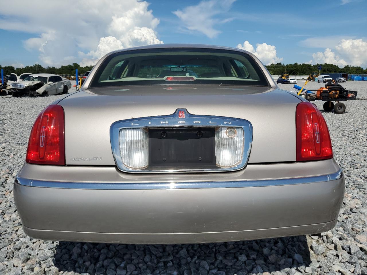 2001 Lincoln Town Car Executive VIN: 1LNHM81W11Y669367 Lot: 61468865