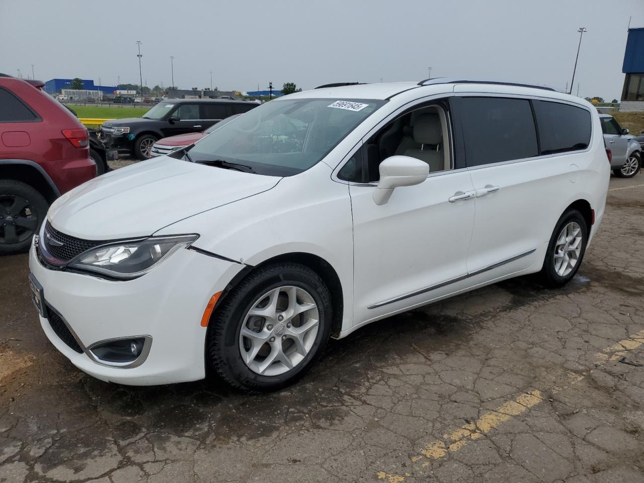 2017 Chrysler Pacifica Touring L Plus for Sale in Woodhaven, MI - Front End