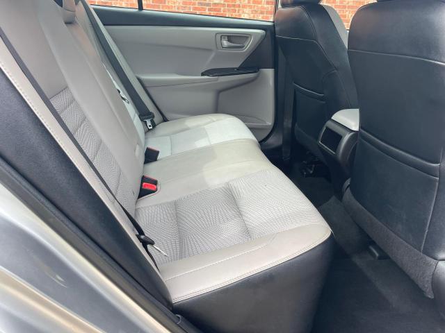 Sedans TOYOTA CAMRY 2017 Srebrny