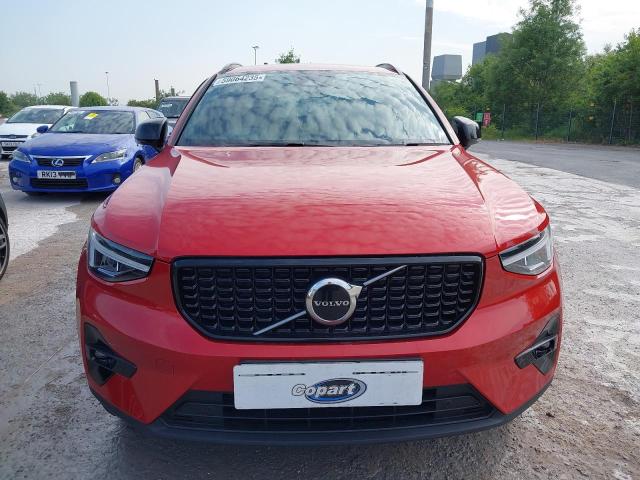 2025 VOLVO XC40 + B4