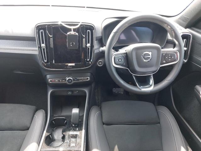 2025 VOLVO XC40 + B4