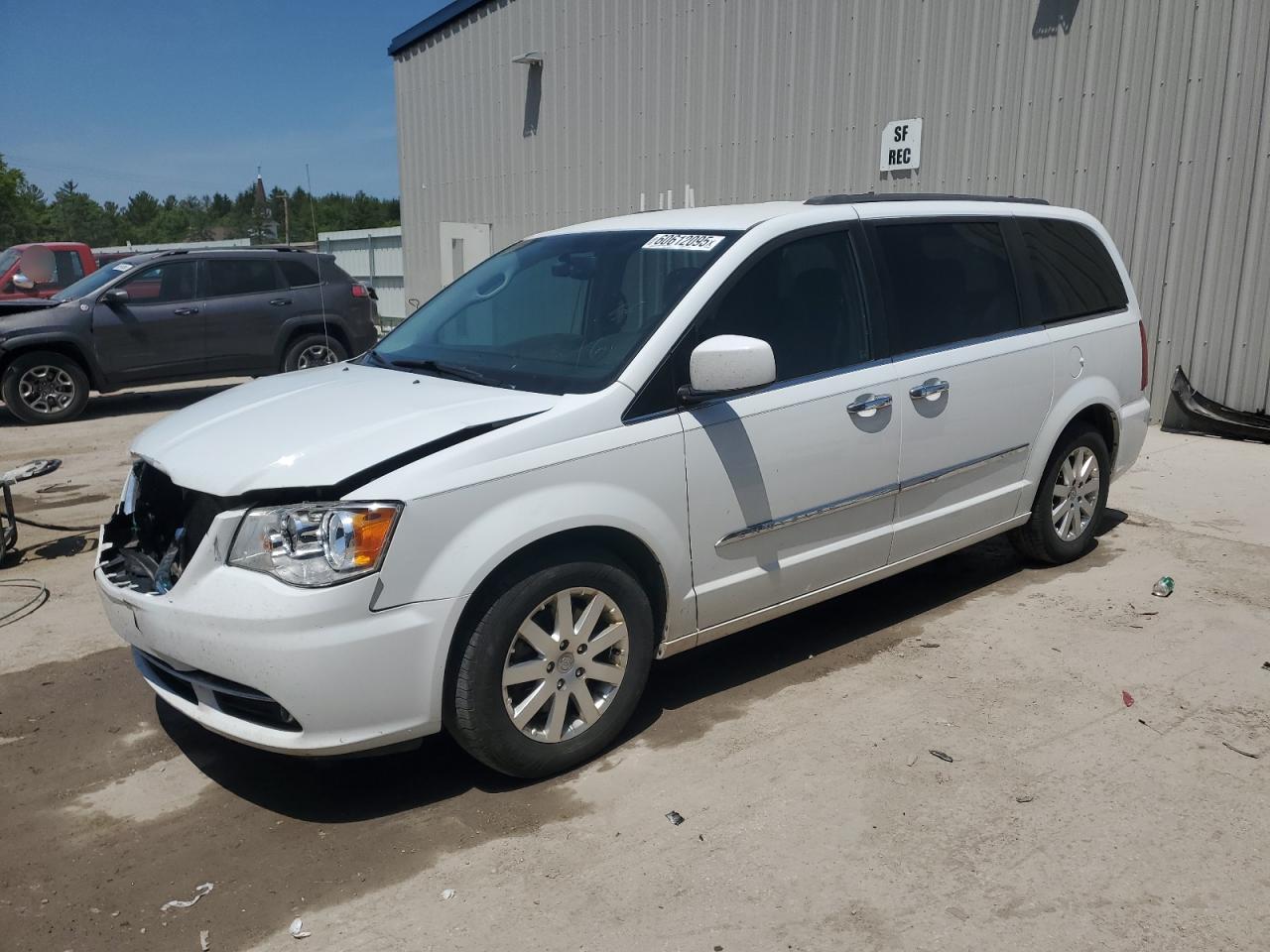 2015 Chrysler Town & Country Touring იყიდება Franklin-ში, WI - Front End