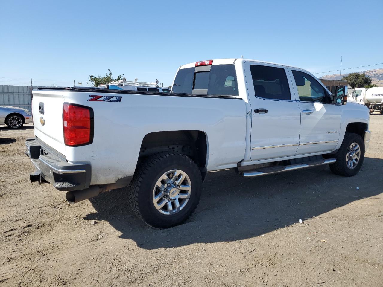 CHEVROLET ALL Models 2018 VIN 1GC1KWEYXJF199511 фото 3