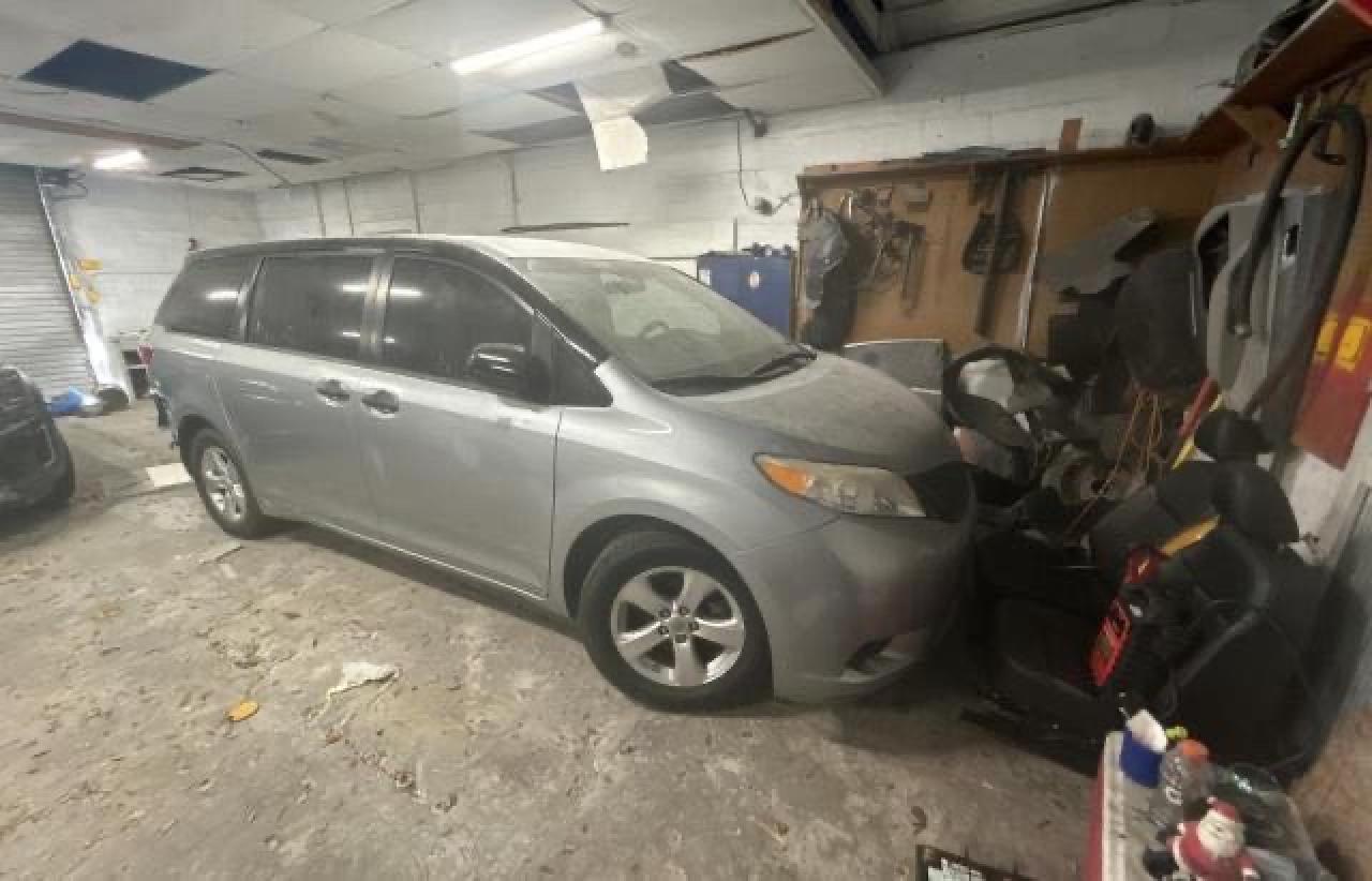 Apopka, FL에서 판매 중인 2015 Toyota Sienna - Rear End