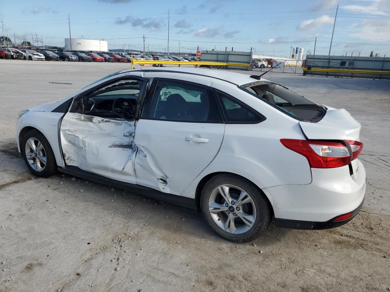 FORD FOCUS 2014 VIN 1FADP3F26EL278453 photo 2
